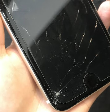 iPhone 画面ひび割れ 黒 画面が割れた後の応急処置とは？ | iPhone修理・iPad修理 スマート