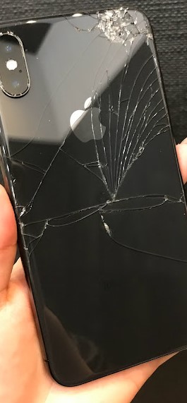 知らない内にiPhoneの背面が割れていた・・・？！ | iPhone修理 スマートクール イオンモール高松・イオンモール綾川店・ゆめタウン高松店