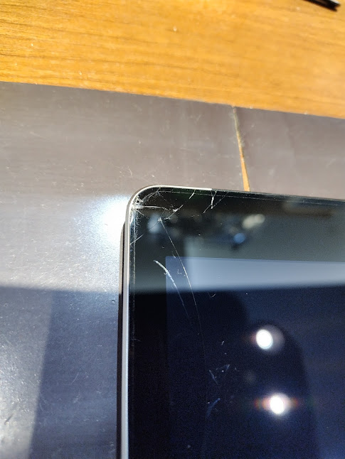 iPad AIR5液晶割れ 鳥取県から宅配】落としてガラスは割れなかったけど液晶表示が
