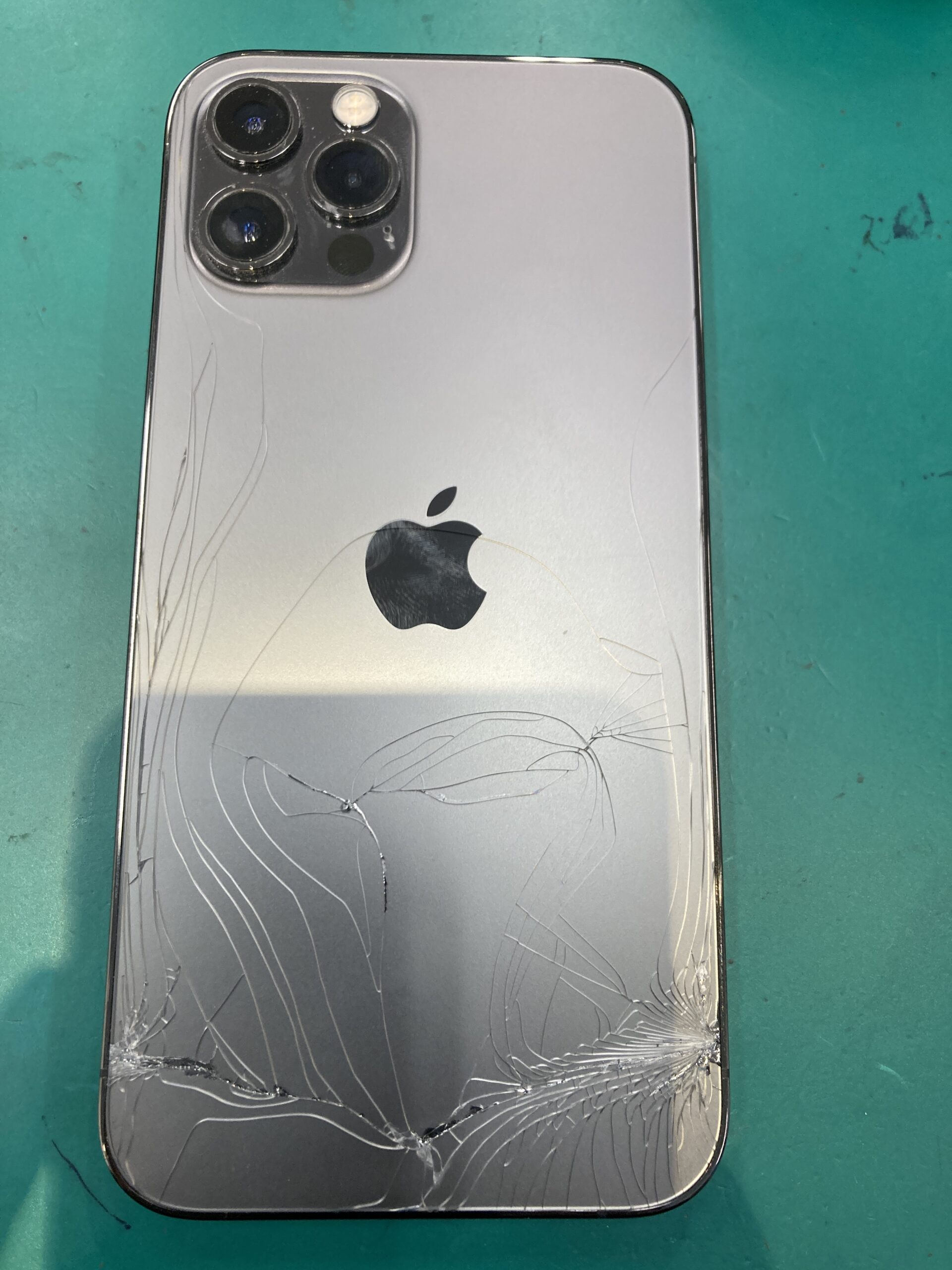 iPhone 12Proの割れた背面ガラスの修理 高松市 | iPhone修理・iPad修理
